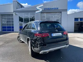 schwarzer Mercedes von hinten