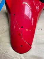 rote Kunststoffabdeckung mit Bruchstelle