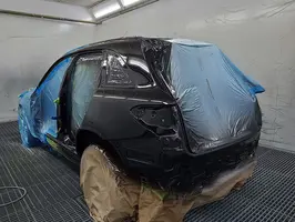 abgedecktes Auto in der Reparatur