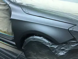 Frisch lackierter Kotflügel, noch mit Folie geschützer Seitenbereich eines Autos