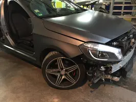 Autovorderseite mit abgebautem Kühler und Stoßstange