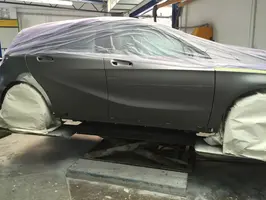 Mercedes A-Klasse mit Kratzer über der gesamten Seitenfläche und mit Folie abgedeckte Reifen, Seitenfenster und Dach
